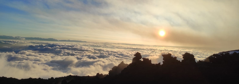 Symbolbild "Sehnsucht": Sonnenaufgang in den Bergen über den den Wolken