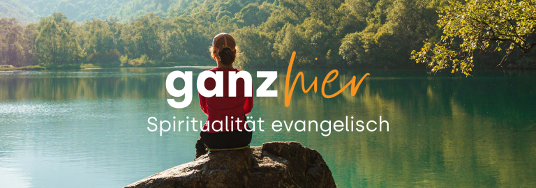 Symbolbild: See in einem Wald - Logo: ganzhier.de Portal für Spiritualität in der Evangelisch-Lutherischen Kirche in Bayern