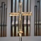 Altarkreuz und Orgel