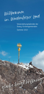 Gipfelkreuz der Zugspitze mit Wanderer