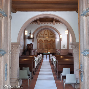 Friedenskirche Starnberg: Blick vom Portal über den weißen Teppich zum Altar